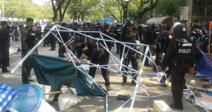  Sáng 14/2, cảnh sát Thái Lan đã bắt đầu dỡ bỏ lều trại của người biểu tình 