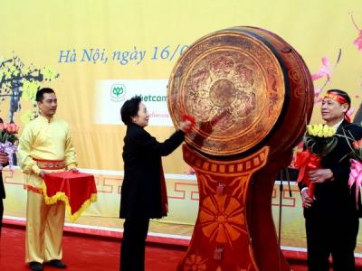 Phó Chủ tịch nước Nguyễn Thị Doan đánh trống khai mạc Lễ hội Xuân Hồng