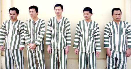 Nhóm đối tượng trộm cắp, tiêu thụ hóa chất trộm cắp của Công ty TNHH AK Vina bị công an bắt giữ.