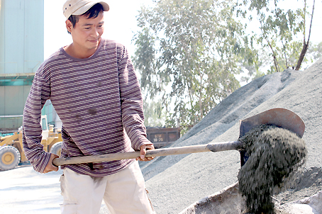 Múc đá mi bụi lên xe tại Công ty TNHH Bình An, xã Hóa An (TP.Biên Hòa).