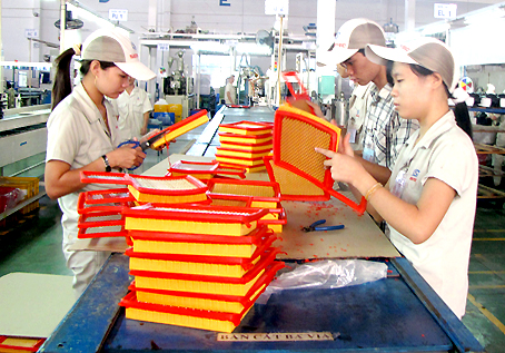Công nhân trên dây chuyền sản xuất tại Công ty hữu hạn Sentec Việt Nam (huyện Trảng Bom).
