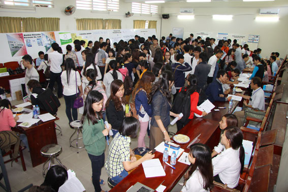  Sinh viên năm cuối đã tham đến chật kín các bàn tuyển dụng của DN Nhật Bản trong Ngày hội việc làm Job Fair lần thứ nhất.