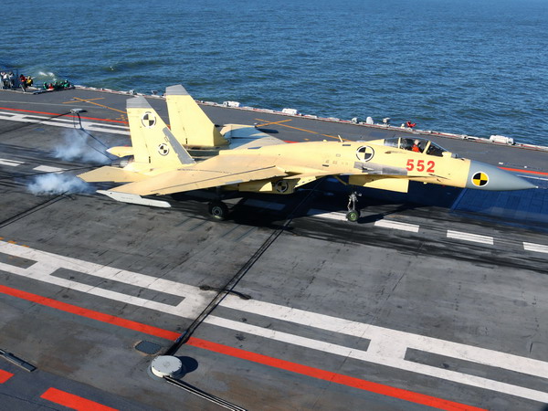 Máy bay J-15 hạ cánh trên tàu sân bay Liêu Ninh, Trung Quốc. (Nguồn: THX-TTXVN)