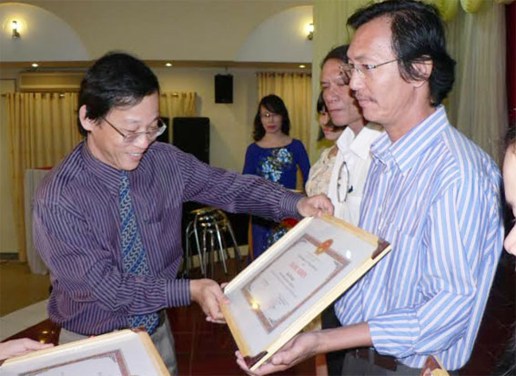 Đồng chí Bùi Quang Huy, Phó trưởng Ban Tuyên giáo Tỉnh ủy tặng Bằng khen của UBND tỉnh cho các cá nhân.