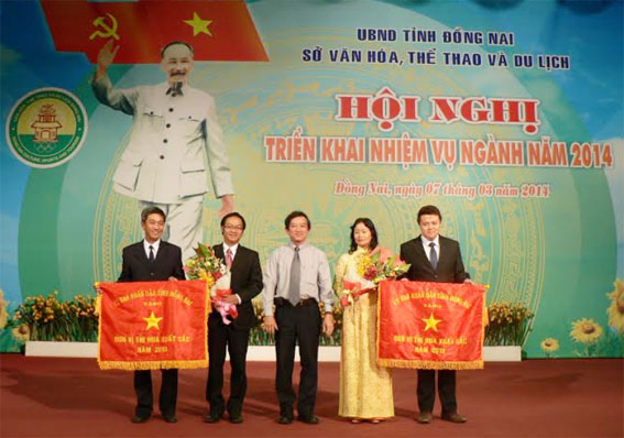  Phó Chủ tịch UBND tỉnh Nguyễn Thành Trí trao cờ thi đua xuất sắc