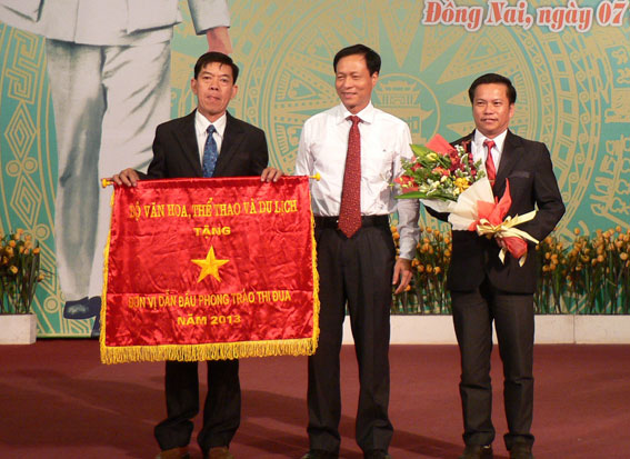 Đại diện Bộ Văn hóa- thể thao và du lịch trao cờ thi đua của Bộ cho lãnh đạo Phòng Văn hóa- thông tin huyện Tân Phú.