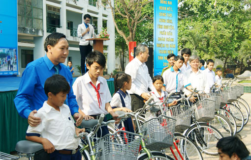  Trao tặng xe đạp cho các học sinh nghèo