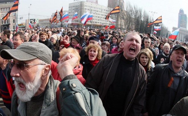 Người ủng dân hộ Nga tuần hành tại trung tâm thành phố Donetsk, phía đông Ukraine, ngày 15/3. (Ảnh: AFP/TTXVN)
