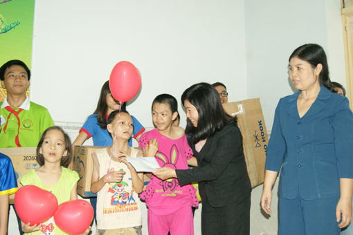 (3)	Bà Lưu Thị Phượng, PGĐ Sở VHTTDL thăm và tặng quà tại Trung tâm nuôi dưỡng trẻ mồ côi và khuyết tật tỉnh