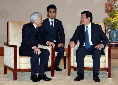 Nhật hoàng Akihito tiếp thân mật Chủ tịch nước Trương Tấn Sang