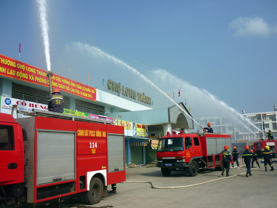 Diễn tập phương án chữa cháy và cứu nạn tại chợ mới Long Thành 