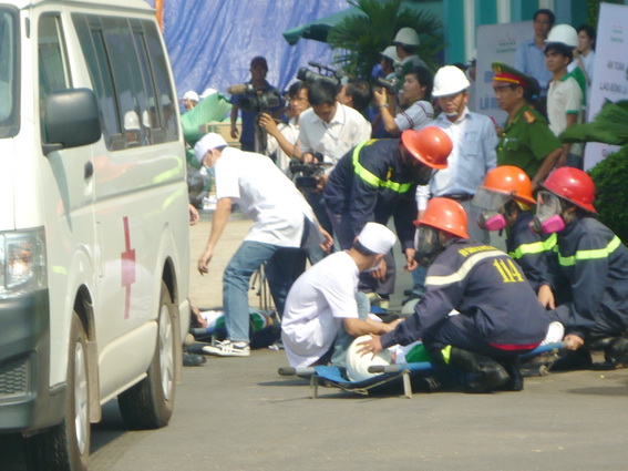Lực lượng diễn tập cứu người bị nạn trong đám cháy   