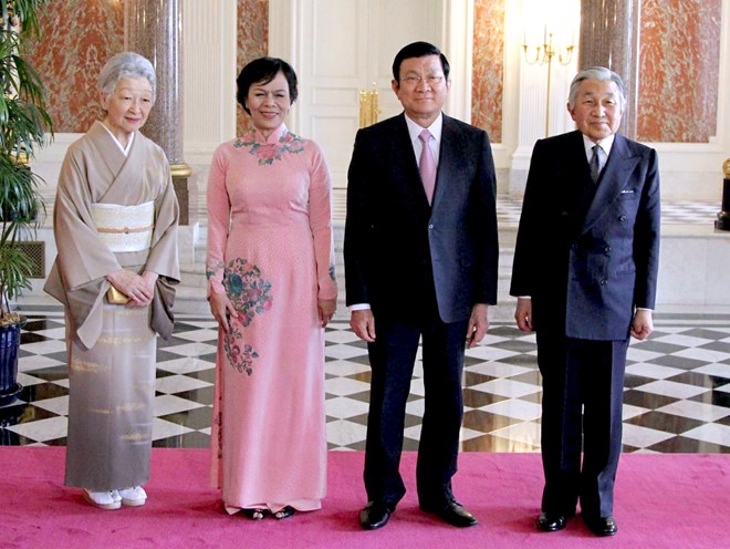 Nhật Hoàng Akihito và Hoàng hậu đến chào Chủ tịch nước Trương Tấn Sang và Phu nhân tại Nhà khách Quốc gia ở Tokyo. (Ảnh: TTXVN)