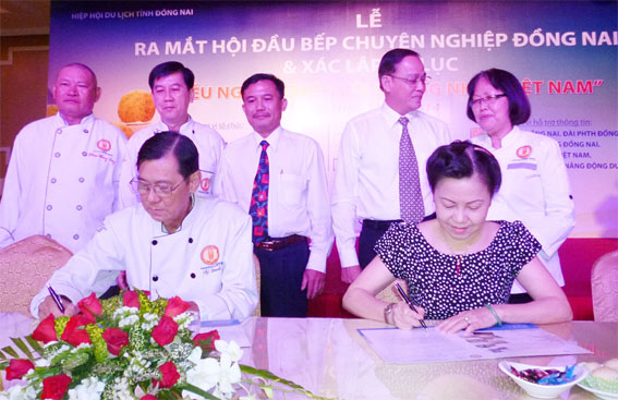  Đại diện Hội Đầu bếp chuyên nghiệp Đồng Nai (bên phải) ký kết bản kết nghĩa với Hội Đầu bếp chuyên nghiệp Sài Gòn.