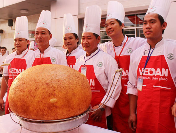  Đơn vị du lịch Bình Quới giới thiệu bánh xôi phồng trọng lượng 10kg, đạt kỷ lục xôi phồng to nhất Việt Nam năm 2009. Ảnh: B. Nguyên