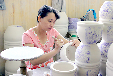 Sản xuất gốm tại Công ty cổ phần gốm Việt Thành (TP. Biên Hòa).