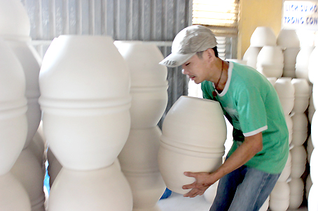 Gốm Mỹ nghệ Đồng Nai là mặt hàng xuất khẩu có dấu hiệu hồi phục. Sản xuất gốm tại Công ty Cổ phần gốm Việt Thành (TP. Biên Hòa).