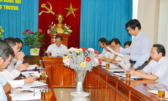 Phó chủ tịch UBND tỉnh Trần Minh Phúc nghe báo cáo về dự án đường cao tốc Bến Lức - Long Thành