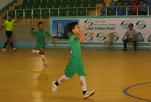 Cầu thủ đội Văn Tâm Biên Hòa ăn mừng khi ghi bàn thắng trong trận khai mạc