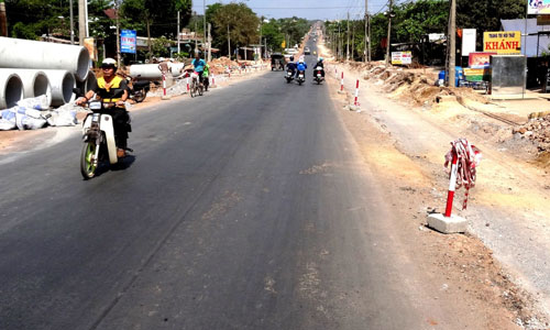 Đoạn dốc hai đầu trên Quốc lộ 20 (xã Phú Cường, huyện Định Quán) bị đơn vị thi công đào bới cùng lúc hai bên đường, rào chắn không đảm bảo gây nguy hiểm cho người đi đường (ảnh chụp ngày 24-3-2014).