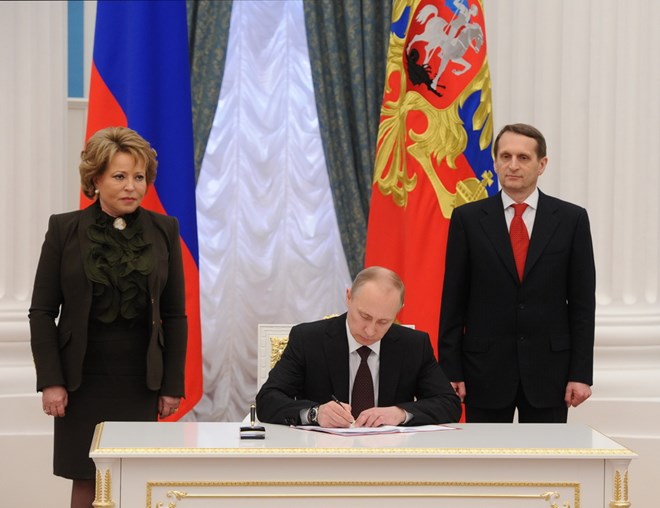 Chủ tịch Thượng viện Nga Valentina Matviyenko (trái) đứng cạnh Tổng thống Putin tại lễ ký sáp nhập Crimea vào Liên bang Nga. (Ảnh: AFP/TTXVN)