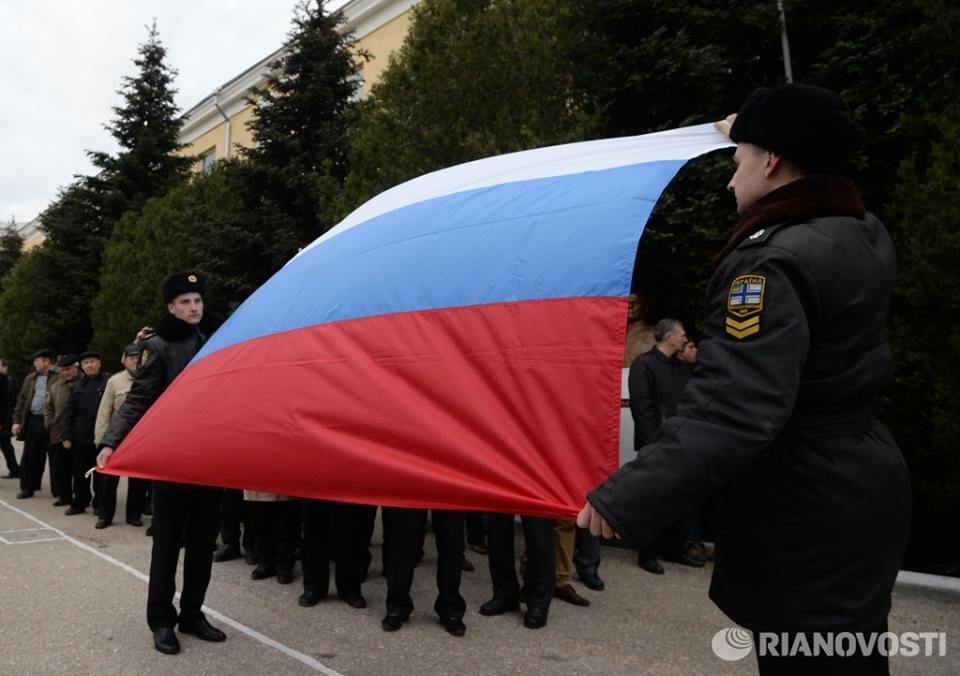 Quốc kỳ Nga tung bay trên tất cả các đơn vị quân đội ở Crimea (Nguồn: RIA)