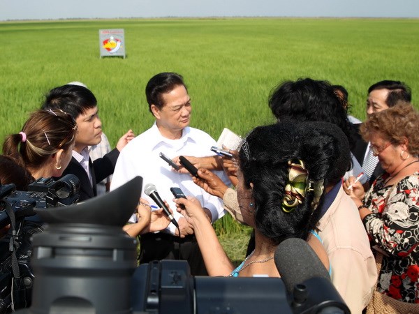 Thủ tướng Nguyễn Tấn Dũng trả lời phỏng vấn báo chí Cuba. (Ảnh: TTXVN)