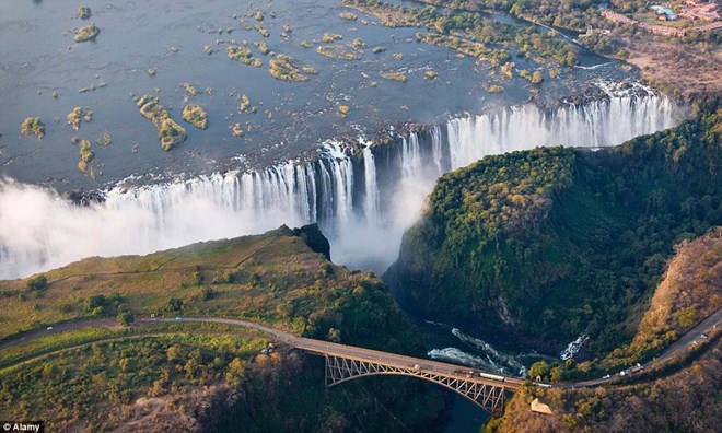 Thác Victoria, Zimbabwe/Zambia: Nhà thám hiểm David Livingstone đặt tên ngọn thác trên sông Zambezi theo tên của nữ hoàng Anh, nhưng người dân địa phương lại gọi nó bằng cái tên Mosi-oa-Tunya, có nghĩa là "khói sấm." Nằm trên biên giới hai nước Zimbabwe và Zambia, ngọn thác này có độ cao 108 m, tạo nên một màn sương mù có thể nhìn thấy từ khoảng cách 20 km.