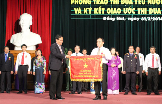  Bí thư Tỉnh ủy Trần Đình Thành trao cờ thi đua xuất sắc hạng nhất cho TX.Long Khánh.