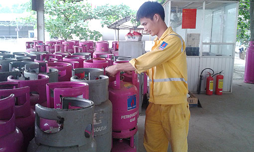Xí nghiệp Xây dựng & sản xuất công nghiệp tại KCN Biên Hòa 1 chuyên sang chiết gas cung cấp cho các đại lý.