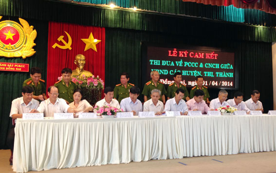  Lãnh đạo các huyện, thị xã Long Khánh và Thành phố Biên Hòa ký giao ước thi đua đảm bảo an toàn PCCC và CNCH.