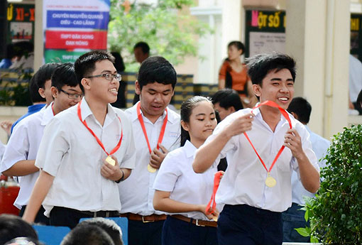 Niềm vui rạng rỡ của học sinh Trường THPT chuyên Lương Thế Vinh sau khi nhận được huy chương vàng tại hội thi