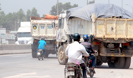 Xe tải ben vô tư đi trên làn đường xe máy để rẽ trái quay đầu đột ngột trên quốc lộ 51 đi qua xã Tam Phước (TP.Biên Hòa), khiến nam thanh niên điều khiển xe máy ở phía sau phải lách ra bên ngoài để né. Tại khu vực này từng xảy ra tai nạn giữa 2 xe tải ben và 1 xe ô tô làm hàng chục người bị thương vào tháng 6-2013. Ảnh chụp trưa 7-3.
