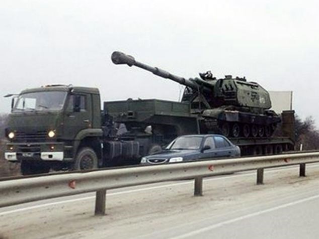Một xe tăng Nga được vận chuyển tới khu vực biên giới giáp với tỉnh Donetsk của Ukraine. (Nguồn: Dailymail)
