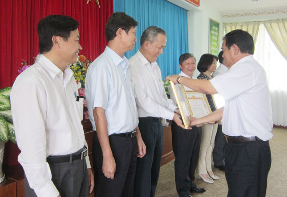 Đồng chí Trần Đình Thành tặng bằng khen cho các đơn vị hoàn thành xuất sắc nhiệm vụ năm 2013 chủ động, tích cực hơn nữa trong tham mưu, đề xuất