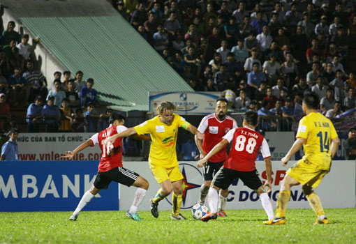 Đồng Nai (áo đỏ) làm nên cú sốc lớn nhất mùa giải khi thắng đậm Thanh Hóa 8-0.