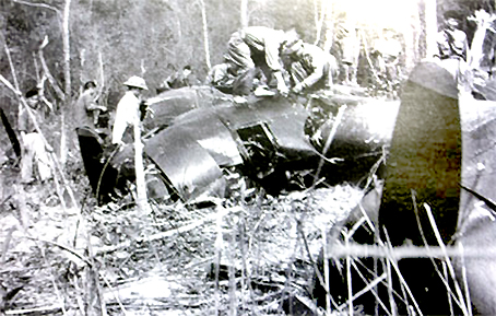 Bộ đội ta khai thác thuốc nổ trên máy bay B24 của địch làm vũ khí đánh địch tại Điện Biên Phủ. Ảnh: T.L