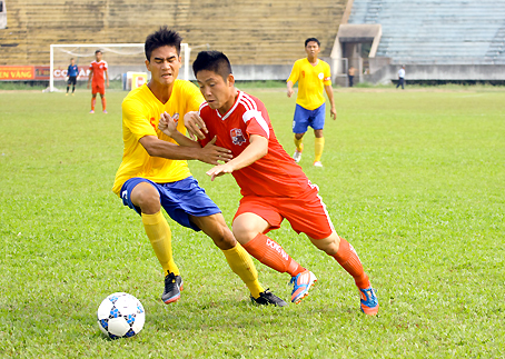 Trẻ Đồng Nai (áo sậm) chia điểm với Bình Phước ở lượt trận đầu tiên.