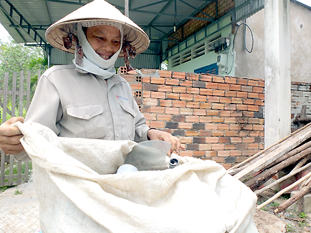 Chị Lê Thị Xuyên đang mua ve chai tại một hộ dân ở tổ 6, ấp Tam Hòa, xã Hiệp Hòa (TP.Biên Hòa). Ảnh: Đ.Phú