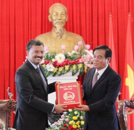  Bí thư Tỉnh ủy Trần Đình Thành tặng quà lưu niệm cho Tổng Lãnh sự Ấn Độ