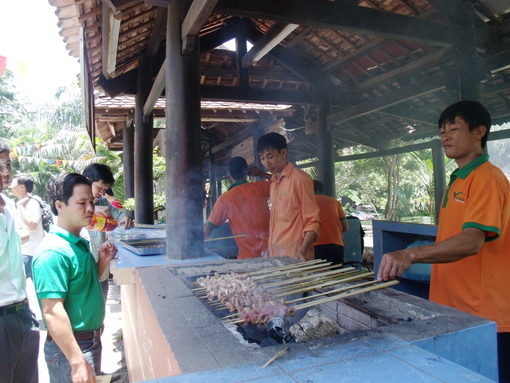 Quầy ẩm thực với món đà điểu nướng tại khu du lịch Vườn Xoài