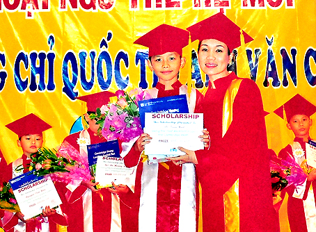 Hình em Võ Tuấn Kiệt (thứ hai từ phải sang) mới chụp gần đây khi em nhận chứng chỉ ngoại ngữ ở một trung tâm ngoại ngữ tại TP.Biên Hòa.