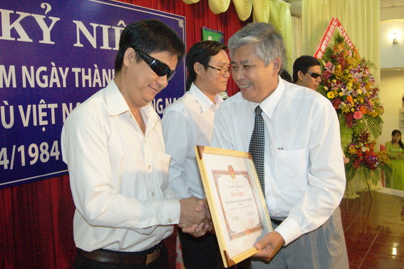 Đồng chí Nguyễn Đém, Gíam đốc Sở Nội vụ trao Bằng khen của UBND tỉnh cho các tập thể và cá nhân có thành tích