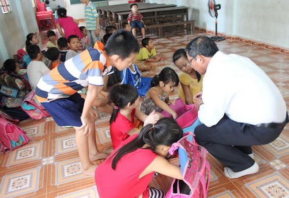 Đoàn thanh tra đến kiểm tra tình hình giữ trẻ ngoài giờ tại nhà cô Đặng Phước An, giáo viên Trường tiểu học Phan Bội Châu, phường Long Bình, TP. Biên Hòa