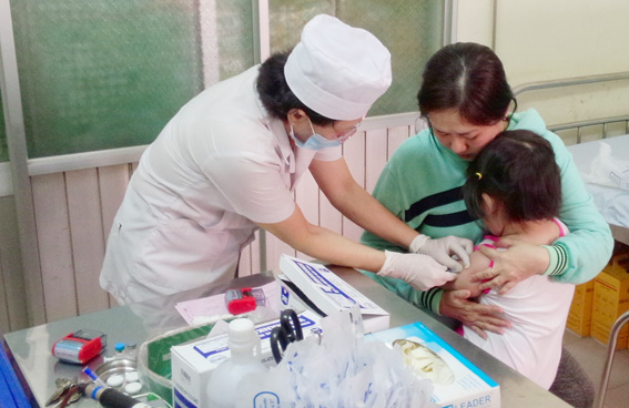 Trẻ được tiêm vắc xin ngừa sởi tại TTYTDP tỉnh.