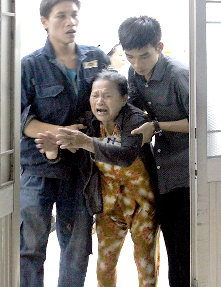 Bà nội của em Nguyễn Trường Nhật khóc ngất khi biết tin cháu đích tôn qua đời ở tuổi 13 tại Bệnh viện nhi đồng Đồng Nai.