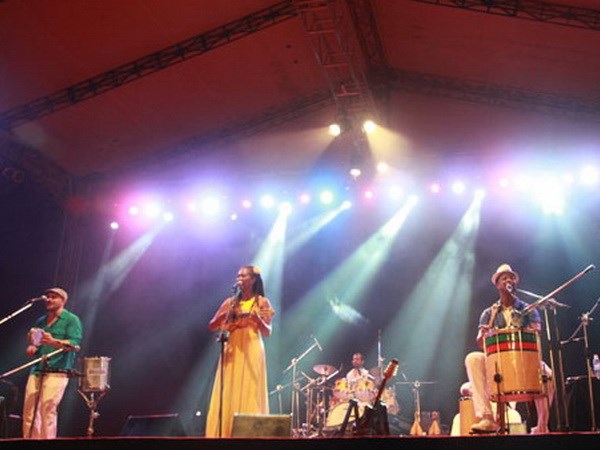 Ban nhạc Sururu Na Roda mang đến cho khán giả Festival Huế những giai điệu sôi động đầy xúc cảm về dòng nhạc Samba. (Nguồn: huefestival.com)