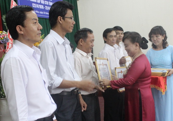 Bà Vương Thị Quyên, Chủ tịch Hội Chữ thập đỏ tỉnh khen tặng các mạnh thường quân có nhiều đóng góp trong hoạt động nhân đạo