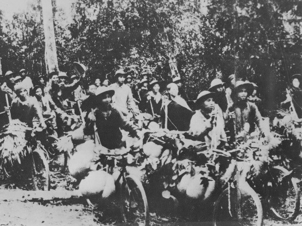 Đoàn xe đạp thồ trên đường vào Chiến dịch Điện Biên Phủ. (Nguồn: TTXVN)