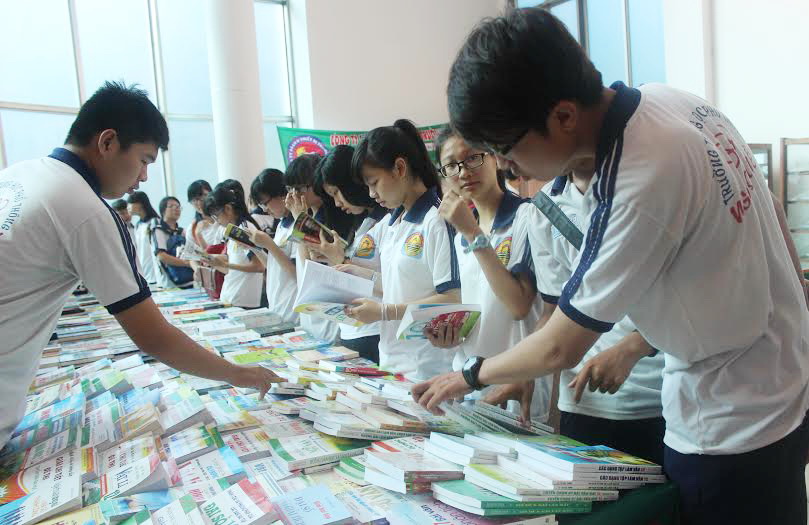 Đông đảo học sinh đọc, mua sách trong ngày hội